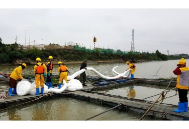 Xử lý cơ bản dầu tràn trên sông Kinh Thầy - Hải Dương